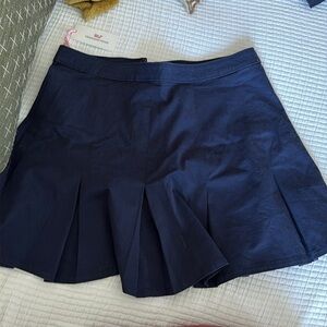 Vineyard vines stretch twill pleated skirt in nautical navy
